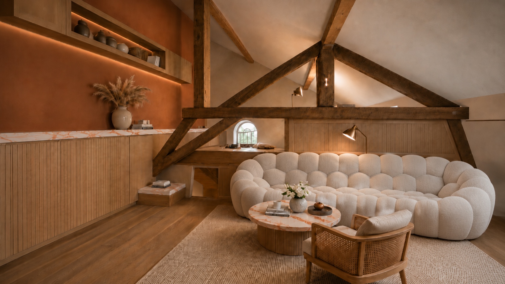 Salon aménagé sous les combles, charpente en bois apparente, mur terracotta, mobilier en marbre et bois, ambiance chaleureuse