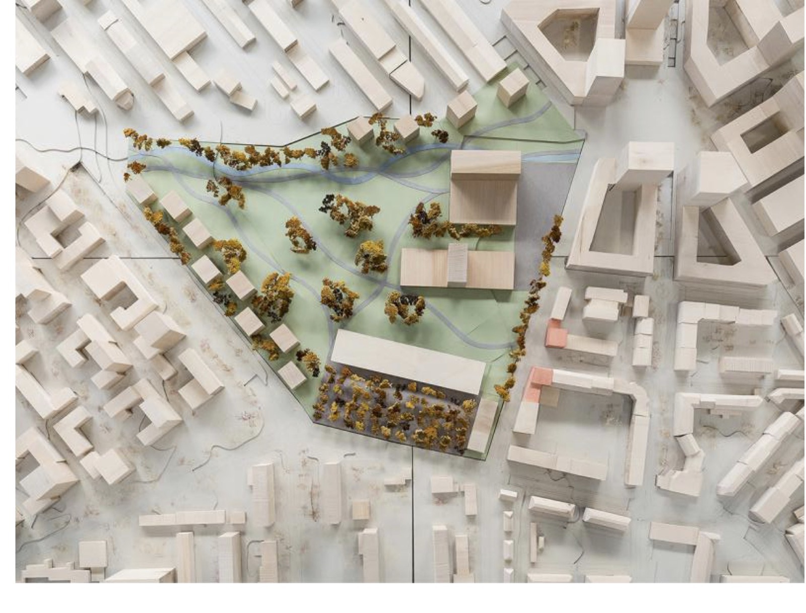 Maquette de situation, implantation du projet à la confluence entre bâtiments existants et végétation